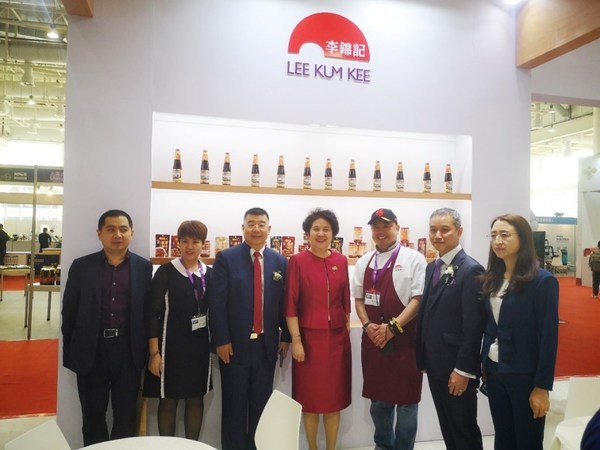 世界中餐业联合会杨柳会长（左四）一行参观李锦记展位