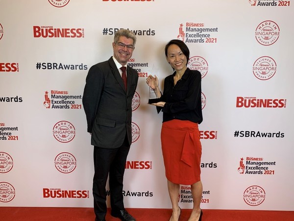 Dr. Li Yanfeng, Head, IVD business development, GenScript Asia Pacific, mewakili GenScript, dan menerima penghargaan dari Contributing Editor, Singapore Business Review, Simon Hyett, pada 14 Desember 2021 di Conrad Centennial Hotel Singapore.