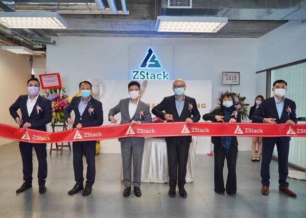 (From left) The Director & General Manager of Data World Computer & Communication Ltd., Mr. Henry Ng; The Vice President, Enterprise Business of China Telecom Global Limited, Mr. Richard Zhu; The Vice President, Sales of ZStack International Information Technologies Limited, Mr. Keith Poon; The General Manager, HTMP Region of Alibaba Cloud, Mr. Leo Liu; The Head of Information and Communications Technology of InvestHK, Ms. Wendy Chow; The Sales Director of ZStack International Information Technologies Limited, Mr. Leo Sin