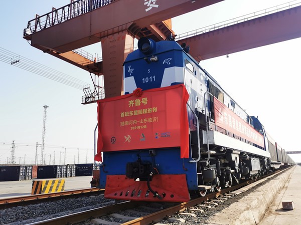 Photo shows the Vietnam-Linyi freight train from Hanoi, Vietnam arrives in Linyi City of east China's Shandong Province on December 13.