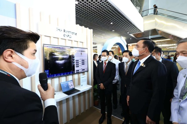 巴育总理参观5G智能医疗展台