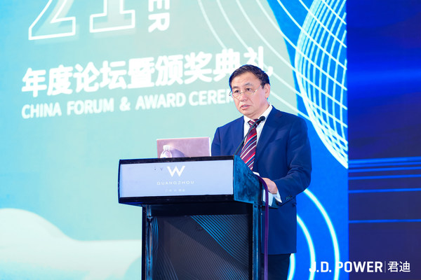 中国电动汽车百人会副秘书长马仿列发表“智能电动化时代的车企创新转型之路”的主题分享