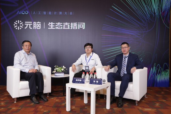 卓视智通创始人兼CEO吴柯维（中）、浪潮信息AI&HPC副总经理张强（右）