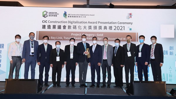 Ir Ricky LAU, Permanent Secretary for Development (Works) (6th right) poses for a photo with the project team of Cross Bay Link, Tseung Kwan O - Main Bridge and Associated Works, the Gold award winner of Project category