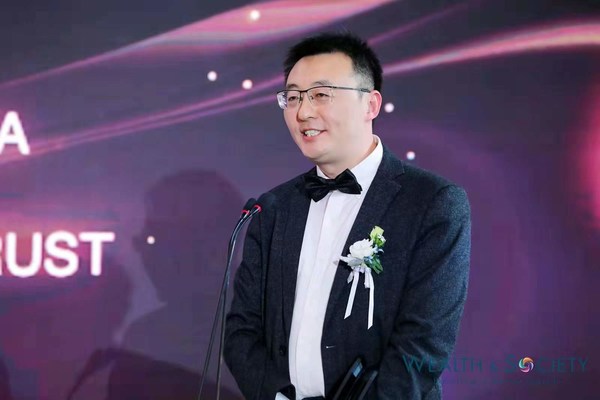 五矿信托研究发展部总经理张毅代表公司致领奖辞