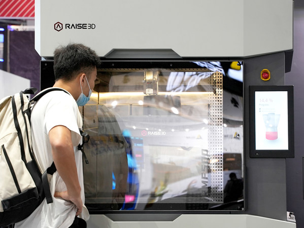 Raise3D全新大尺寸碳纤维3D打印机RMF500在展会现场