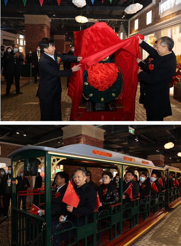 丁佐勇和北京百强新兴建设工程有限公司董事长刘合平共同为小火车揭幕，并共同乘坐室内有轨小火车进行首发体验