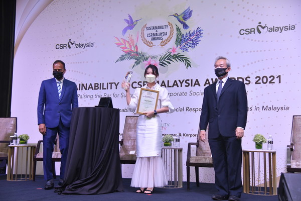 Ms Chloe Wong, VISTA Chief Marketing Officer receiving the Sustainability & CSR Malaysia Awards 2021 recently