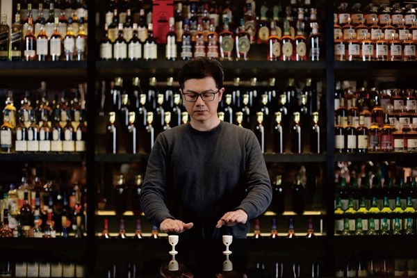 Photo shows a person going through the five-step tasting experience of TingHua baijiu.