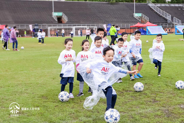 2021友邦保险青少年足球训练营上海站，小球员们在雨中体验足球运动的快乐