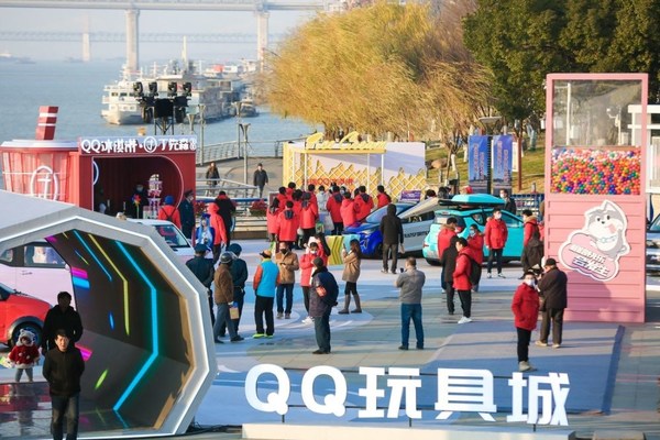 Gambar menunjukkan warga penduduk melawat kawasan pameran festival budaya di Wuhu, Wilayah Anhui, timur China.