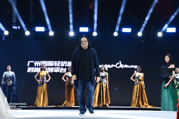 中国时装设计的拓荒者、金顶奖服装设计大师、国际中国美术家协会副主席张肇达