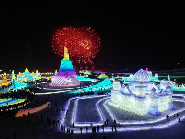 คำบรรยายภาพ - ภาพถ่ายแสดงทิวทัศน์ยามค่ำคืนของ Harbin Ice and Snow World ในคืนส่งท้ายปีเก่า
