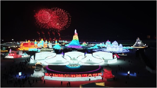 Foto menunjukkan pertunjukan bunga api tahunan di Harbin Ice and Snow World di malam Tahun Baharu.