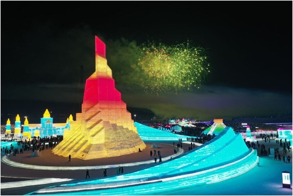 Foto menunjukkan "Top of the fire", Menara ais setinggi 42-meter berbentuk obor Olimpik di Harbin Ice and Snow World.