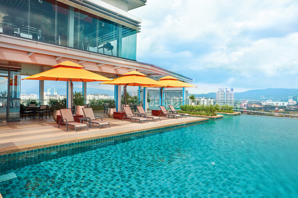 Have a rejuvenating swim in Sunway Velocity Hotel's infinity swimming pool