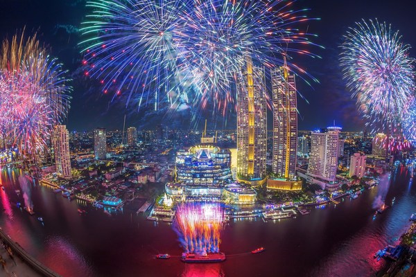 The 30,000 eco-friendly fireworks light up the grandest 1.4 km of the Majestic Chao Phraya River at the Thailand National 2022 Countdown Destination, ICONSIAM