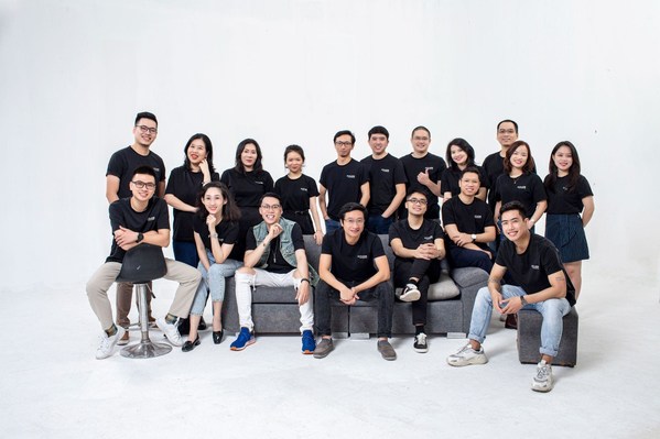 CEO Truong Cong Thanh (di tengah) bersama tim inti Ecomobi Social Selling Platform