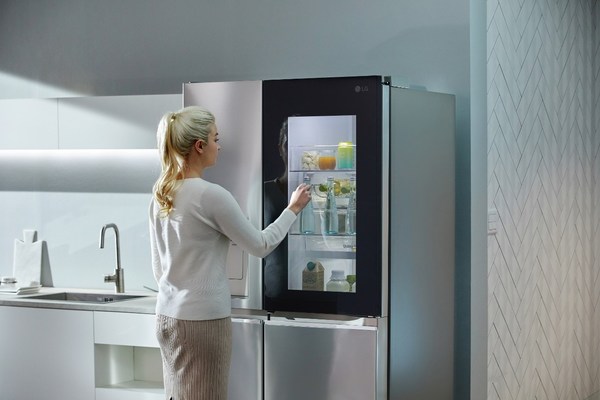 LG'S NEW INSTAVIEW REFRIGERATOR BRINGS NEW POSSIBILITIES AND EFFICIENCY TO THE KITCHEN