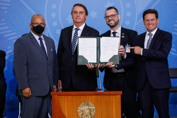 （左起）John Lopes先生、雅伊尔·博索纳罗总统、渔业及水产养殖部部长Jorge Seif Júnior先生和公民事务部部长Joao Roma先生共同手持已签讫的合同。图片来源：Alan Santos/PR