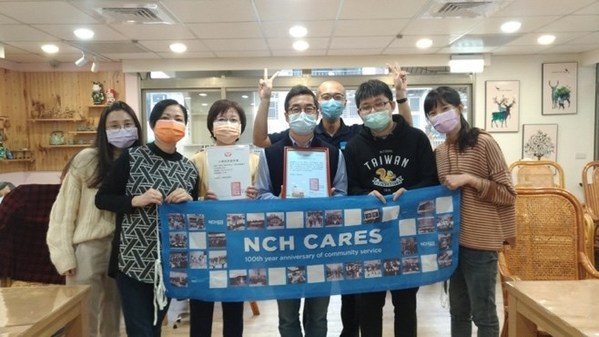 NCH台灣於弘道西松日照中心陪伴長輩藝術創作。