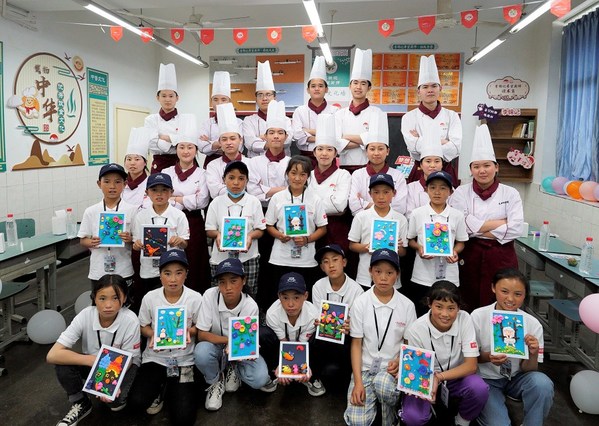 李锦记希望厨师参加“无边无际城市营”爱心活动，与大山里的彝族孩子共同感受川菜文化