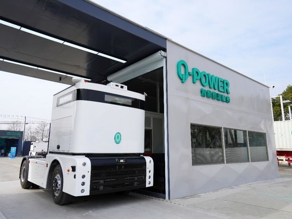 智能換電無人駕駛商用車Q-Truck正在Q-Power智能能源服務（換電站）進行換電
