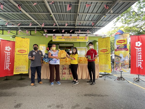 Pasukan di lapangan bagi kempen Maggi Sah Malaysia menghulurkan bantuan dalam usaha untuk membina semula komuniti, tumpuan utama di Jasmine Food Corporation Sdn. Bhd.