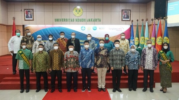 Foto bersama yang merayakan penandatanganan MOU antara KT&G Sangsang Univ Indonesia-Universitas Negeri Jakarta untuk mendirikan ‘Univ Zone’