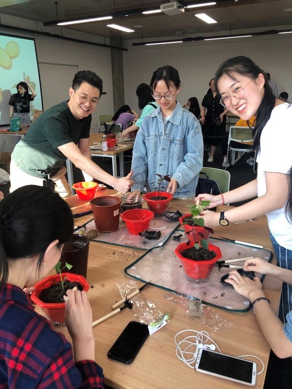 Pelajar-pelajar di International Business School Suzhou (IBSS) Xi'an Jiaotong-Liverpool University belajar cara menanam tumbuhan makanan.