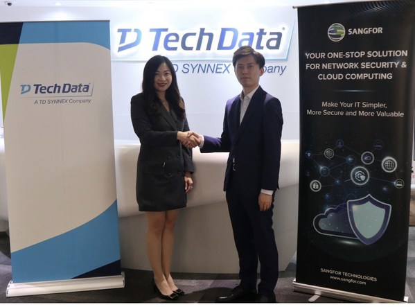 Tech Data HK副總裁暨總經理Karly Li (左) 及 深信服科技區域總經理Ringo Yiu (右)