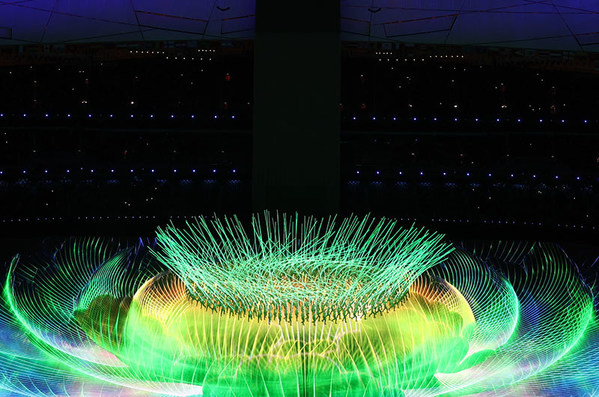 中国・北京の国家体育場で2022年2月4日に行われた2022年冬季五輪大会の開会式でのパフォーマンス／新華社通信