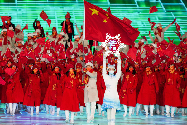 中国・北京の国家体育場で2022年2月4日に行われた2022年冬季五輪大会の開会式で入場行進する中国選手団／新華社通信