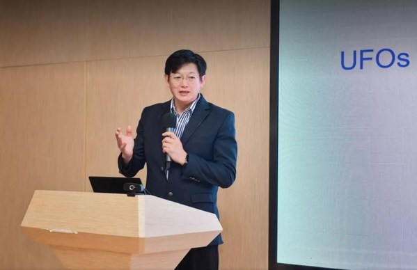 和睦家医疗南中国区骨科首席专家谭军在脊柱外科新技术研讨会上致辞