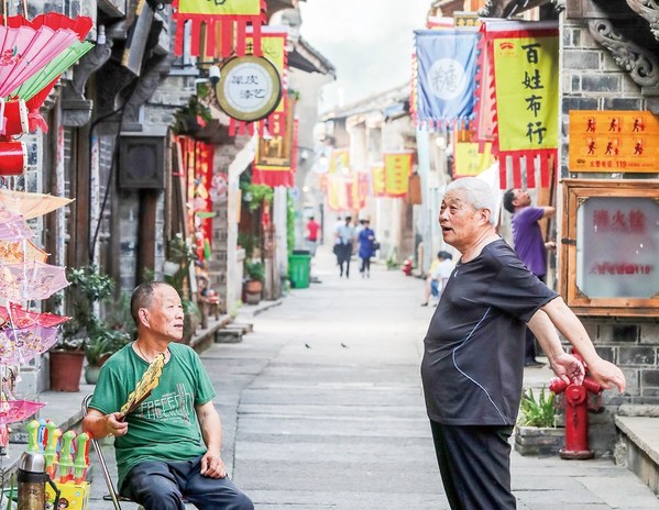 Two locals are chatting with each other in Ziyang Street.