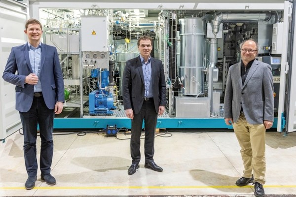 舍弗勒集团首席技术官乌维•瓦格纳（中）、Hydrogenious首席执行官及创始人Daniel Teichmann博士（左）、亥姆霍兹埃尔朗根—纽伦堡可再生能源研究所所长Peter Wasserscheid博士（右）参加合作签字仪式