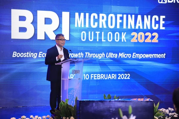 이달 10일 개최된 2022년 미소금융 전망 회의에서 발언하는 Sunarso BRI 대표이사