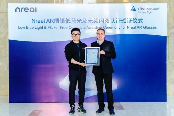 Xu Chi (left), Founder and CEO of Nreal, and Frank Holzmann, Global Vice President of TÜV Rheinland Business Field Electrical, attended the certificate awarding ceremony