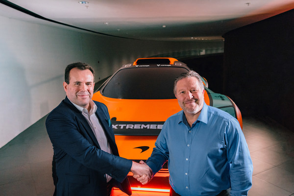 David Shayer, CEO, Vantage UK, dan Zak Brown, CEO, McLaren Racing, berfoto dengan mobil balap McLaren Extreme E 2022.