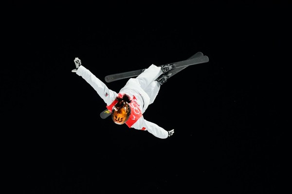中国自由式滑雪空中技巧国家队队员徐梦桃空中姿态优雅