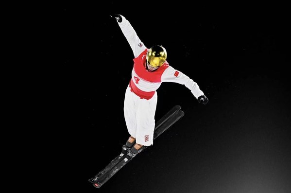 自由式滑雪男子空中技巧决赛：齐广璞跃起瞬间