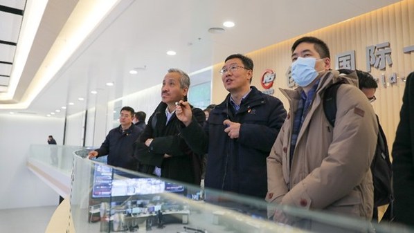 在南钢常务副总裁徐晓春等陪同下，斯凯孚一行参观了南钢智慧运营中心。