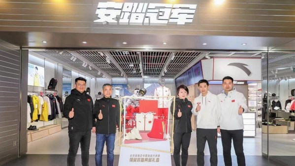 张继科与品牌高层一同揭幕安踏北京2022年冬奥会特别限量典藏礼盒