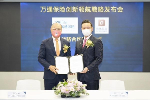 YF Life signed an agreement of strategic partnership with DL Holdings. Left: Dr. Zhang Ke, Managing Director and Chief Executive Officer of YF Life. Right: Mr. Andy Chen, Chairman of the Board of Directors and Chief Executive Officer of DL Holdings.
