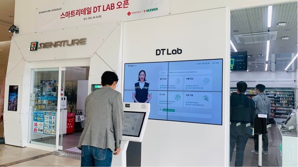 首尔加山洞Lotte Information and Communication大楼内的7-11便利店内，一位客户正在使用AI Clerk。AI Clerk回答产品和附近地点相关问题。