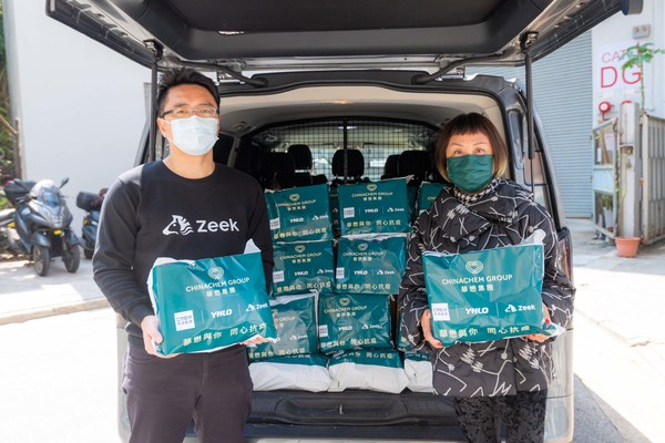 Zeek聯合創辦人及行政總裁趙家祺和華懋集團企業體驗總監鍾慧敏身體力行協助配送物資，為基層市民及社福機構提供8,000份抗疫包，與市民抗疫同行。