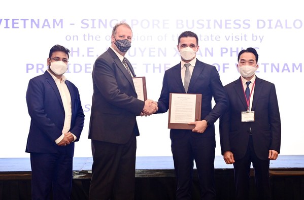 On behalf of Ho Chi Minh City Development Joint Stock Commercial Bank (HDBank) - Digital Banking President Marcin Miller gave the agreement to apply advanced technology solutions to digital banking services in Vietnam to Mr. Nick Wilde - Managing Director APAC of Thought Machine (UK)