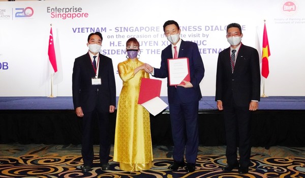 Sovico Chairwoman Nguyen Thi Phuong Thao gave the MOU to collaborate on sustainable energy and sustainable urbanisation solutions in Vietnam to CEO of Keppel Group Loh Chin Hua