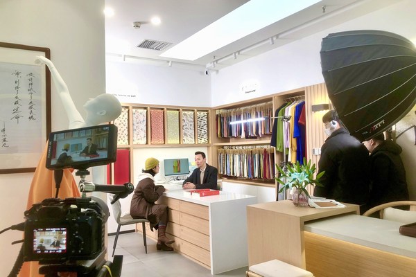 广州国际轻纺城时尚探店攻略  设计师主播揭秘人气面料门店