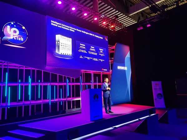 华为数据通信产品线副总裁赵志鹏发布全业务智能路由器NetEngine 8000 F8